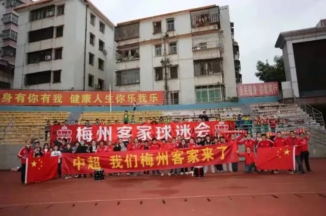 第53分钟，小伊布接后场长传球禁区左路下底横传打在卡拉布里亚手上裁判没有表示。